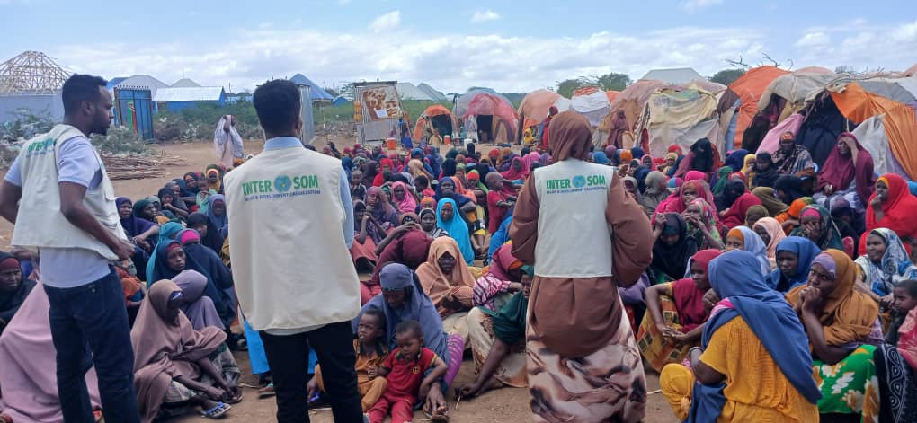 intersom_relief's tweet photo. Check out our hygiene promotion team in action! In Jowhar, with the support @unicefsomalia, we're raising awareness on hygiene and control of infection at Alla-amin IDP, this enhances the values of the  community to practice personal Hygiene and Sanitation control
@UNICEF https://t.co/jjNlvp8qhP