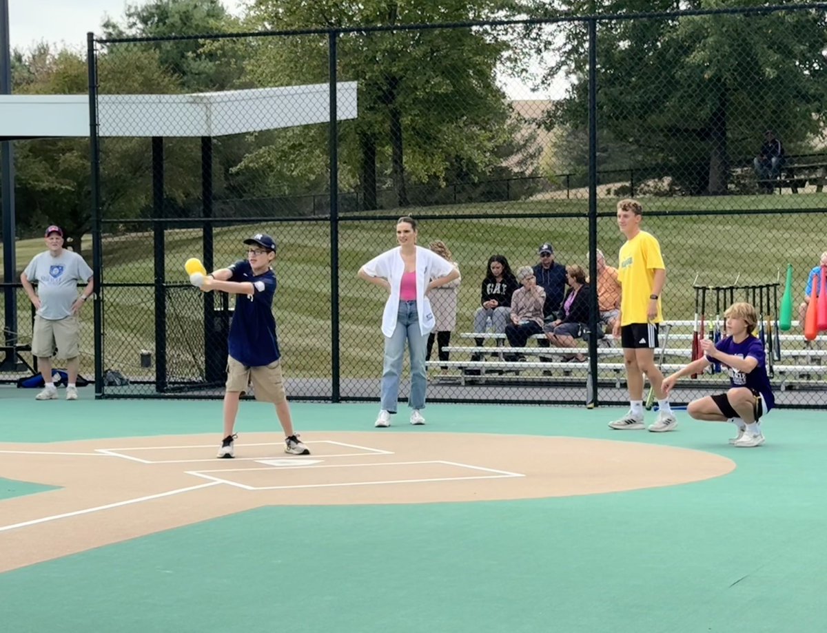 Extremely proud of this group of young men. Spent some time this morning at Miracle League. Great organization and a great experience for our team!
#community #givingback