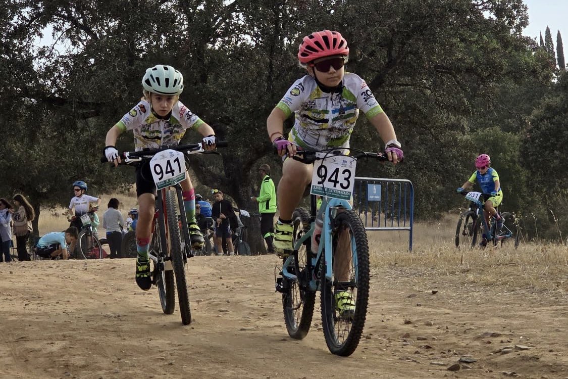 aytodebadajoz's tweet photo. 🚴‍♂️ El parque periurbano de #TresArroyos en #Badajoz ha acogido este sábado la Copa BTT Escuelas, organizada por #LABAcademia de #Ciclismo con más de 130 participantes. https://t.co/fbLUMoazTF