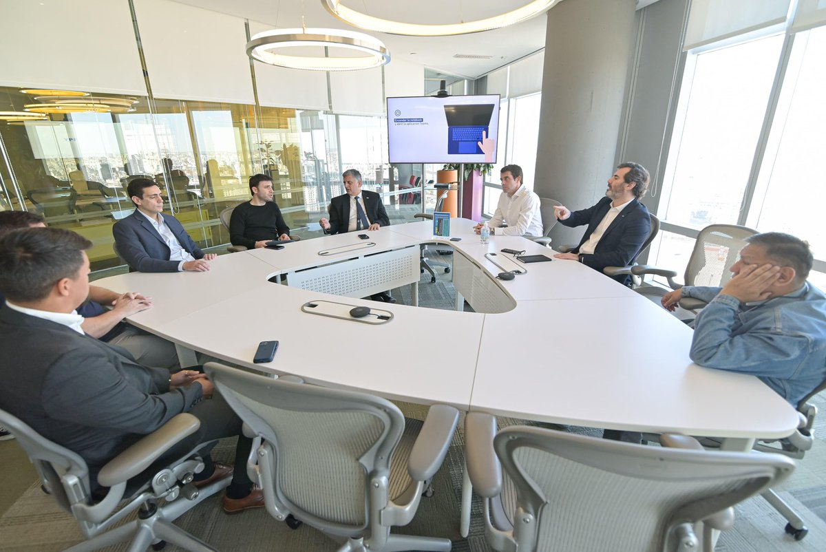 POTENCIAMOS NUESTROS RECURSOS PARA SEGUIR SIENDO UNO DE LOS PRINCIPALES MOTORES ENERGÉTICOS DEL PAÍS

Nos reunimos con “Loma” Ávila y el presidente de YPF, Horacio Marín, en el marco de las gestiones que lleva adelante la empresa por la cesión de áreas a la petrolera Pecom: una