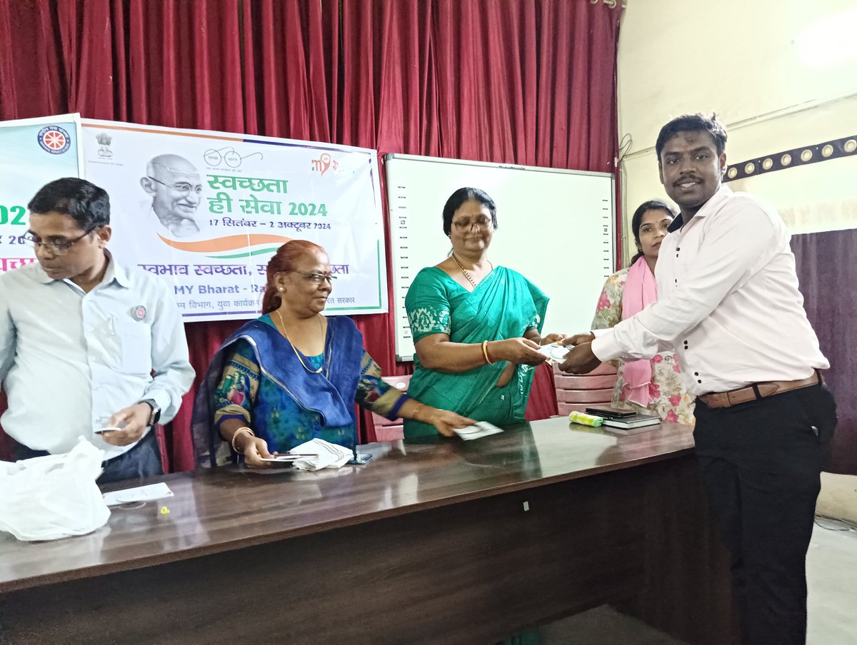 KumarNav12's tweet image. #SwachhtaHiSeva2024 के तहत @NYKRaigarh (My Bharat Raigarh) द्वारा #KGCollage कि #NSSUNIT के संयोजन में कार्यक्रम आयोजित किया गया, युवाओं को @mybharatgov  का बैच, कैप, पेन और कैप वितरित किया गया।
#SwachhataPakhwada 
@nyksindia 
@mansukhmandviya 
@PMOIndia 
@_NSSIndia 
@NSSRDBhopal