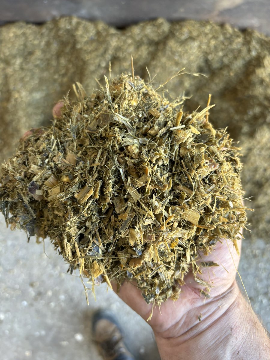 EmmanuelSagot's tweet image. Une nouvelle recrue pour l’elevage #bovin à la ferme pour épauler le godet mélangeur/désileur, pour pouvoir faire des mélanges plus important et en plus grande quantité et gagner du temps sur l’alimentation dans les batiments accessibles
Le godet aura toujours en charge 70 bovins