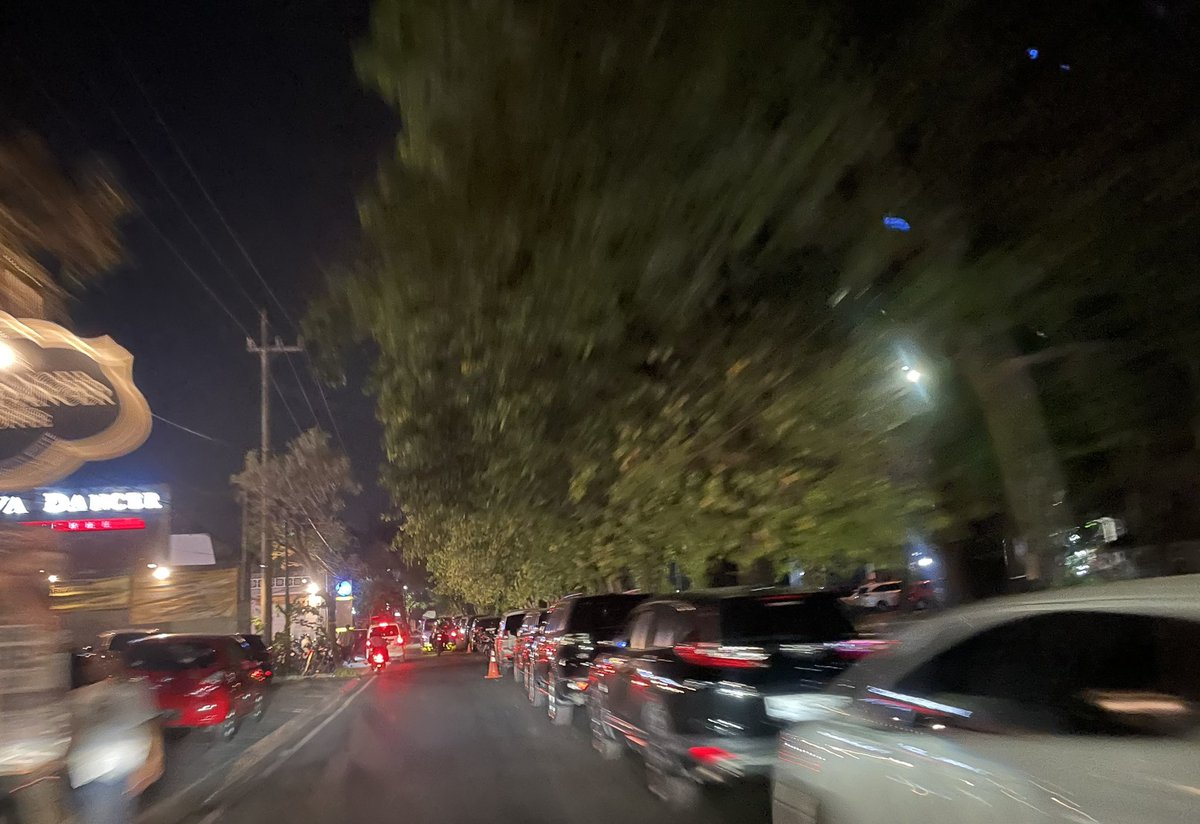 Rambu2 larangan hanyalah sebuah pajangan … 

Pengemudi mobil mewah belum tentu juga tahu atau tidak mau tahu akan aturan lalin. Jukirnya terkadang ya … 

“Jangan membenarkan yang biasa, tapi membiasakan yang benar.”