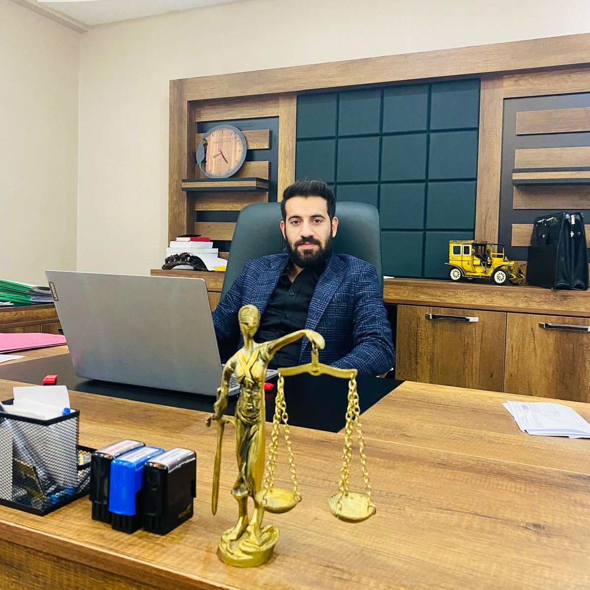 Şanlıurfa Harran bölgesinin sevilen sayılan isimlerinden olan Urfa Barosuna kayıtlı bulunan Av. İzzettin Başak, AK Parti Harran İlçe Başkanlığına aday olduğunu açıkladı. 
Çıkmış olduğu bu yolda başarılar diliyorum...