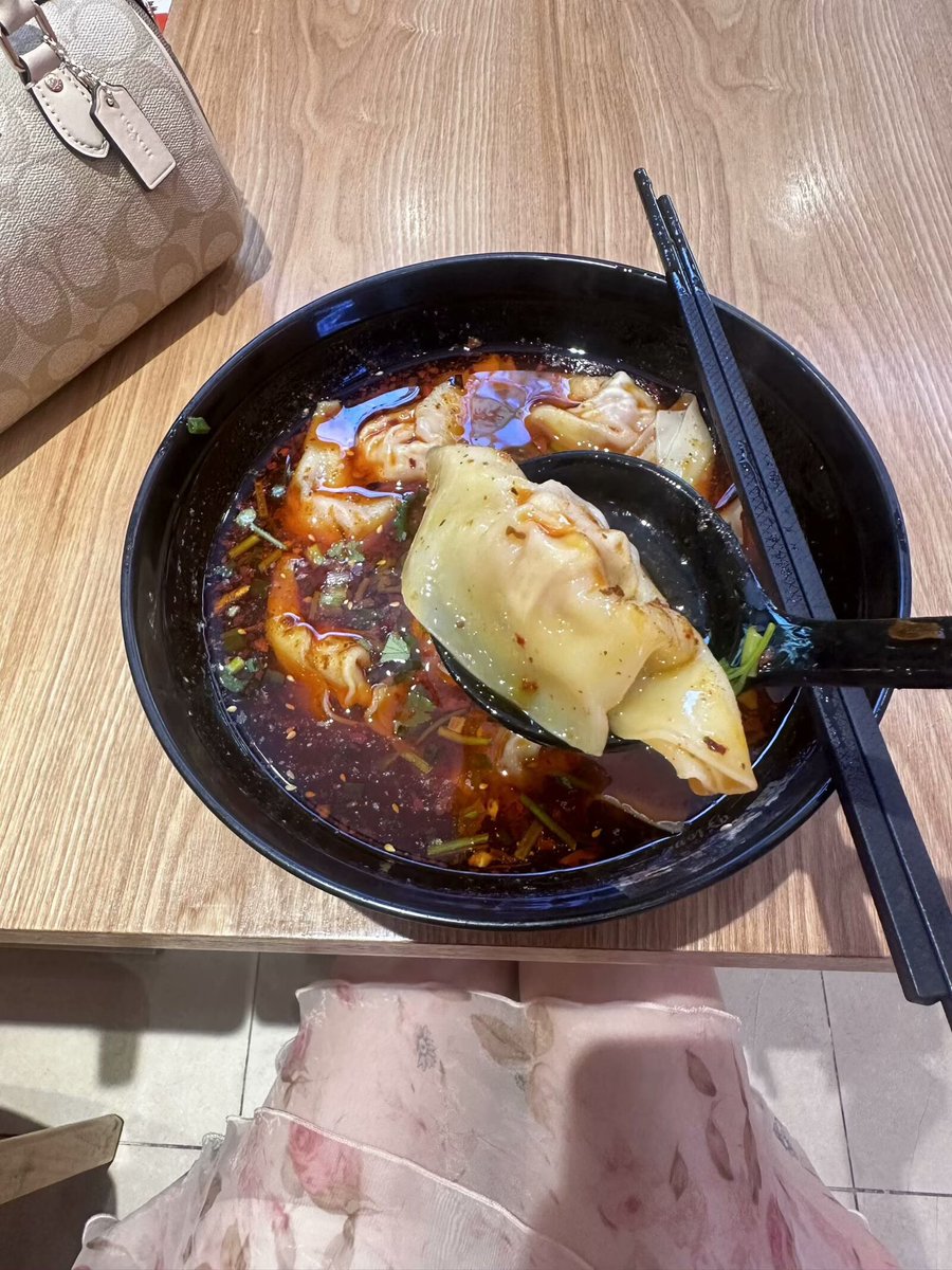 大晚上不着家，就给我发个照片报备，也不告诉我在哪儿。。今晚是准备单飞了吗？