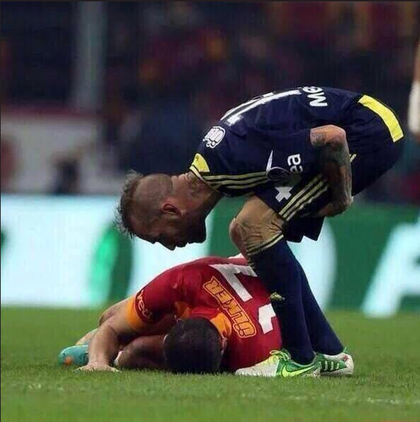 Sen var ya sen şikenin kralı, teşviğin babası
Sen var ya sen g.tüne girsin uefa kupası
Rengi bozuk, nereden gelmiş sarı kırmızısı…
BEYOĞLU YOSMASI 

#FBvsGS