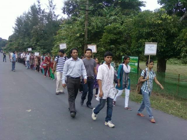 DrPrasanjitMan1's tweet photo. তখন ২০১০ এর  ১৬ ডিসেম্বর, কল্যানী বিশ্ববিদ্যালয়ের ছাত্র সংসদ নির্বাচনে নমিনেশন পত্র জমা করার পর, তৃণমূল ছাত্র পরিষদের    সদস্যদের কে নিয়ে হার্মাদ  SFI এর বিরুদ্ধে মিছিলের কিছু মুহূর্ত। 
@abhishekaitc @AITCofficial @MamataOfficial https://t.co/oYNlA2TcSZ