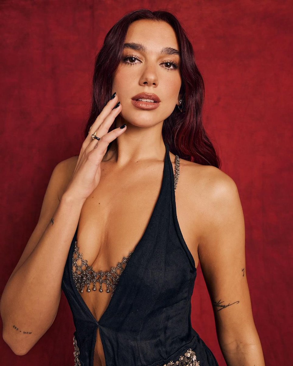 DUALIPA's tweet photo. lucky 22222222!!! last night pre-show @iHeartFestival in Las Vegas 🎰 ❤️ !!!!! https://t.co/DDFLZWtRwa