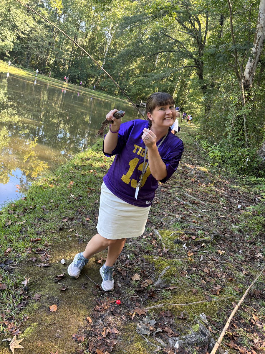 Spencer_1009's tweet photo. Taking catfish off the hook for my 6th graders isn’t part of the principal job description, but it’s one of my favorite “other duties as assigned”! These are the moments. When they know you love them, they will work harder! #relationshipsOVERrigor #aamsp #aassp #nassp https://t.co/eXLLTNc1tD