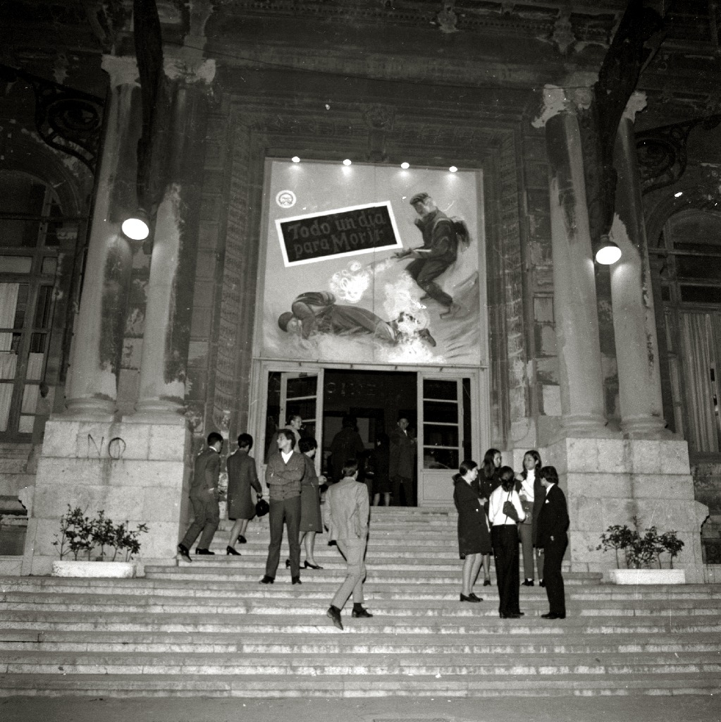 🎬 Donostiako Zinemaldia hasi da! 8 egunez glamourrez beteta. ✨ 1953tik, Donostia une ikonikoen lekuko izan da zineman eta modan. 📸
Hemen 1954tik argazki zahar batzuk @arteguneakutxa <a href="/sansebastianfes/">Donostia Zinemaldia - Festival de San Sebastián</a> #janztekoistorioak #euskalzinema #Zinemaldia #euskaldiseinua #euskalmoda