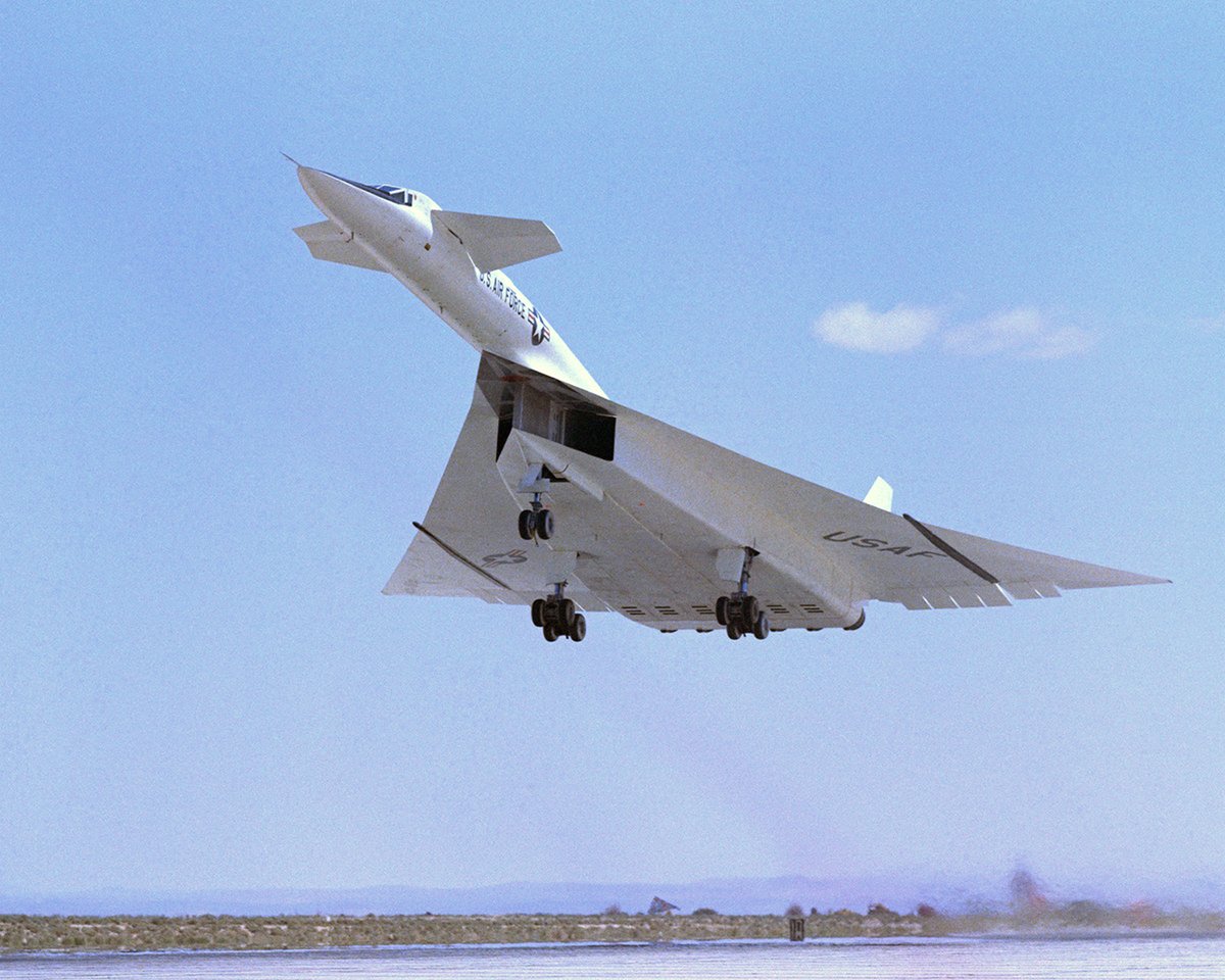 EAA's tweet image. Hey, @AFmuseum, get your party hats ready as the XB-70 Valkyrie celebrates 60 years of flight! 

This supersonic bomber broke Mach 1 on October 12, 1964, and reached Mach 3 just over a year later.

📸 NASA 

#AviationHistory #Aviation #FirstFlight #Avgeek