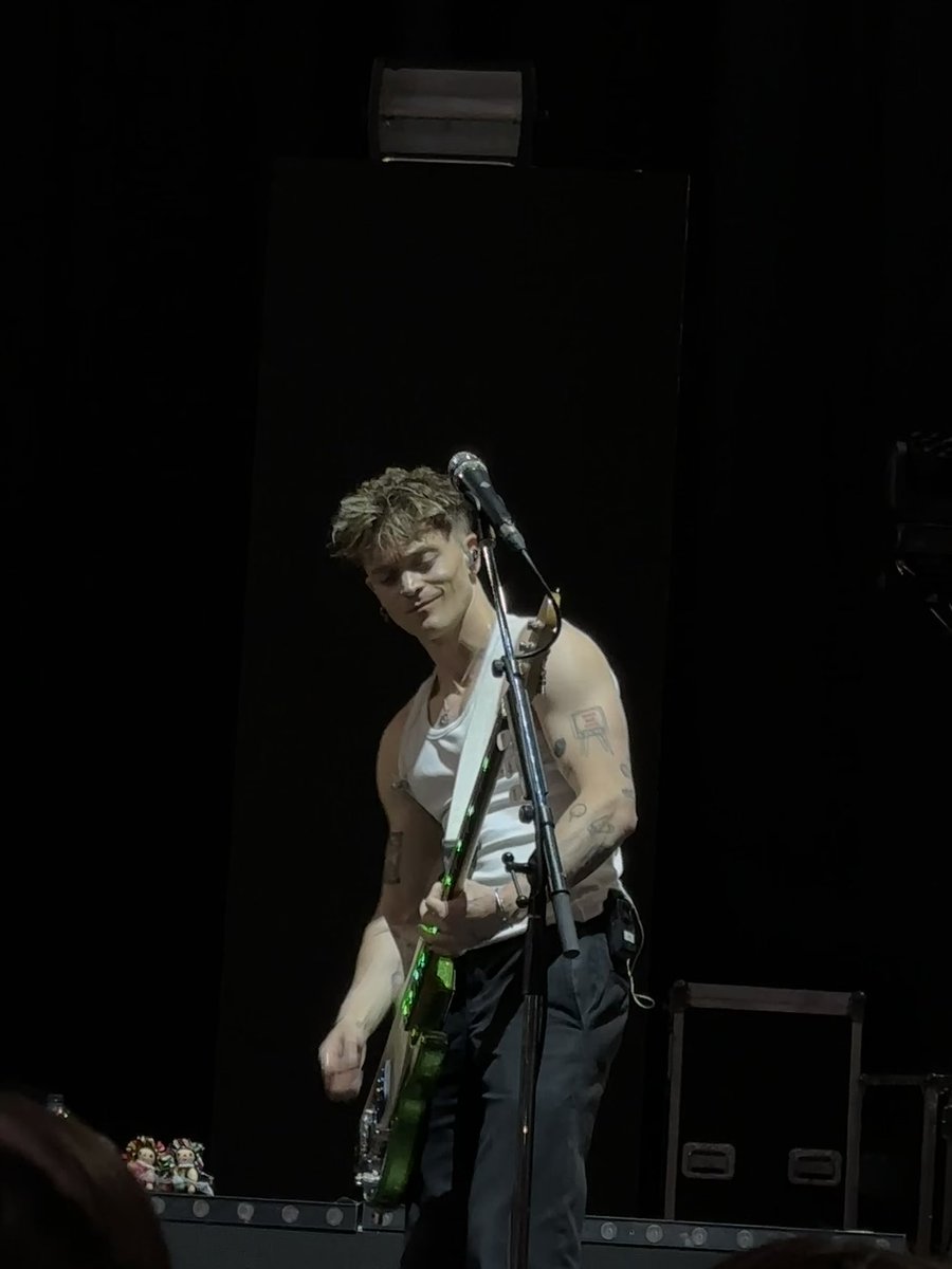 emiliemidd's tweet photo. @TheVampsCon this my application to be your personal photographer 😂 https://t.co/mVi1nBru7a