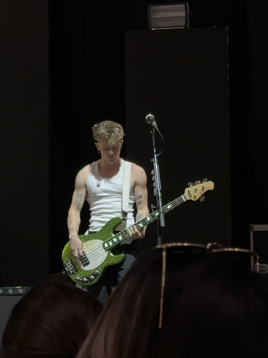 emiliemidd's tweet photo. @TheVampsCon this my application to be your personal photographer 😂 https://t.co/mVi1nBru7a