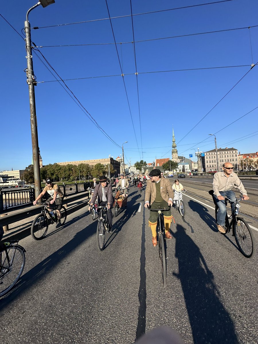 IneseAndersone's tweet photo. Krāšņi un pozitīvi! Smaids, dzīvesprieks un laipnība, lai seko mums ikdienā! https://t.co/hRPP11bMOd
