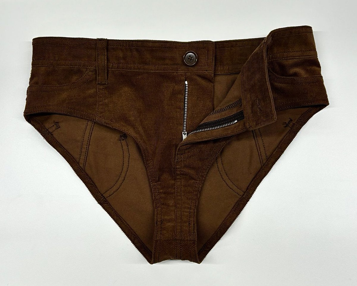 javierguijarr_o's tweet photo. wait a minute!!!!!!!!!!!!! charli xcx in custom javier guijarro brown corduroy slutty shorts 🪽🪽🪽🪽 https://t.co/Q3XFe83A9C