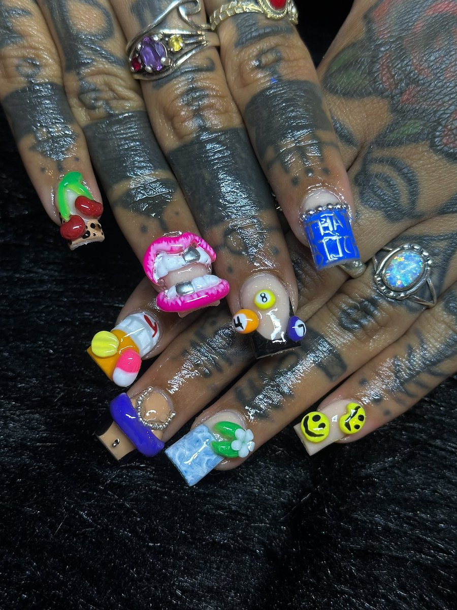 aceehatesyou's tweet photo. book with nostalgic nailz🫧 https://t.co/YXYeh64XDR