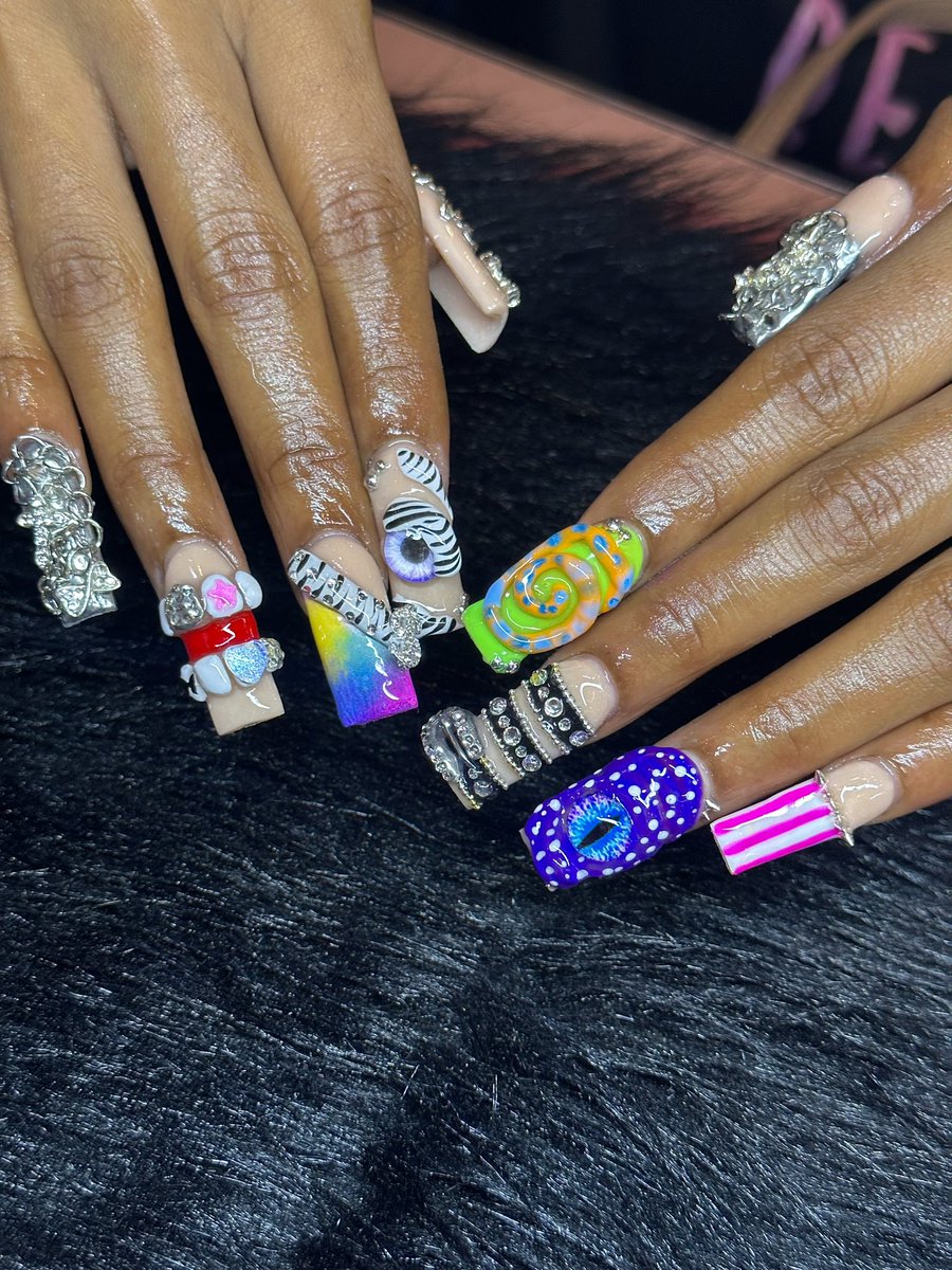 aceehatesyou's tweet photo. book with nostalgic nailz🫧 https://t.co/YXYeh64XDR