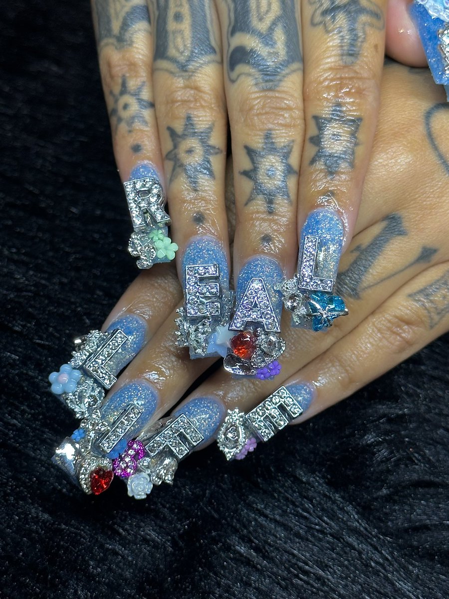 aceehatesyou's tweet photo. book with nostalgic nailz🫧 https://t.co/YXYeh64XDR