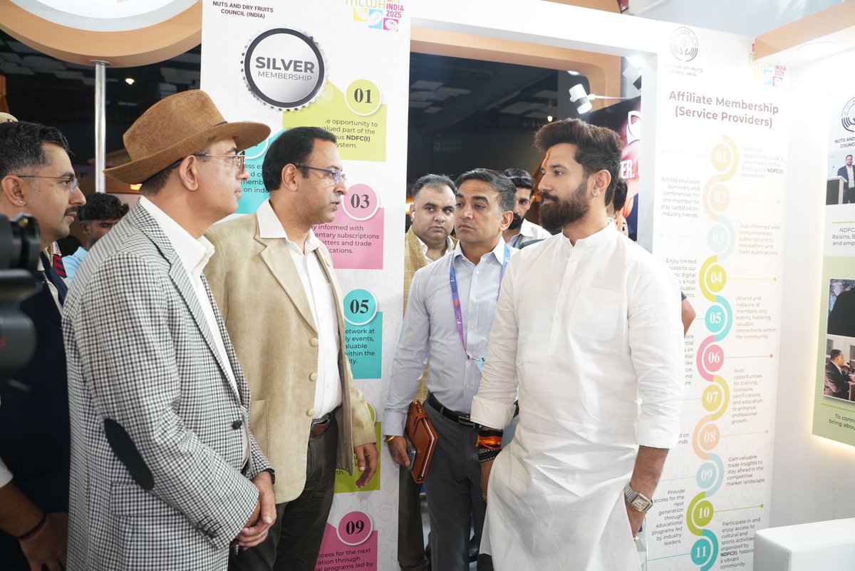MOFPI_GOI's tweet photo. केंद्रीय खाद्य प्रसंस्करण उद्योग मंत्री श्री @iChiragPaswan ने अंतर्राष्ट्रीय पवेलियन का दौरा किया और #WorldFoodIndia2024 में अपने खाद्य उत्पादों, प्रौद्योगिकियों और इनोवेशन को प्रदर्शित करने वाले विभिन्न देशों के प्रतिनिधियों के साथ बातचीत की। 

#MoFPIFoodEvent https://t.co/JXE3OefRtR