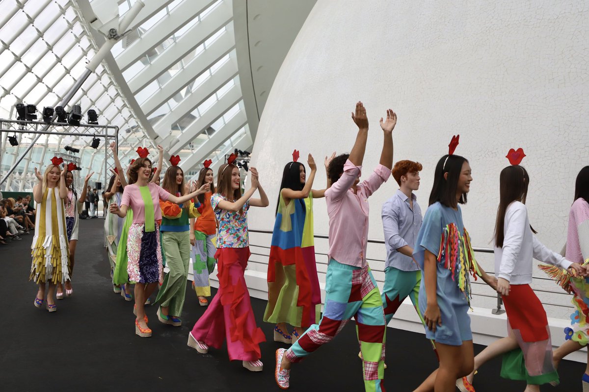 RotativoUCHCEU's tweet photo. 👉🏻Un año más Agatha Ruiz de la Prada con sus inconfundibles diseños en el @clecff 💝

📸 @paaula_her 
#️⃣ #SomosCEU #Clecff #Celcfashionfestival https://t.co/MrHRBRs53v