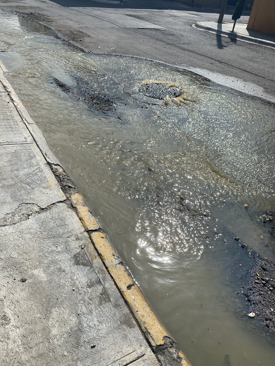 patyrk's tweet photo. @CICsal Aguas negras brotando de alcantarilla Calle 4 entre calle 13 y calle 11 col. Morelos se hizo reporte desde el martes y siguen sin atender. Número de reporte: 2545714 https://t.co/5BipaW5pjf