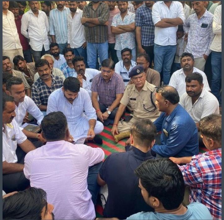 SHARMA332311's tweet photo. भाई आ गया अब पीड़ित को न्याय मिलेगा !!
हमारा भाई हमारा अभिमान #रवशा ❤️🙏🙏
@RavindraBhati__ @Ravindrabhatis @narendra4BMR @GopsaDelasar @immahipalbhati @immahipalbhati @sursayaduvanshi @RRKarniSena @rajput_of_india https://t.co/eNWRlUNLtC