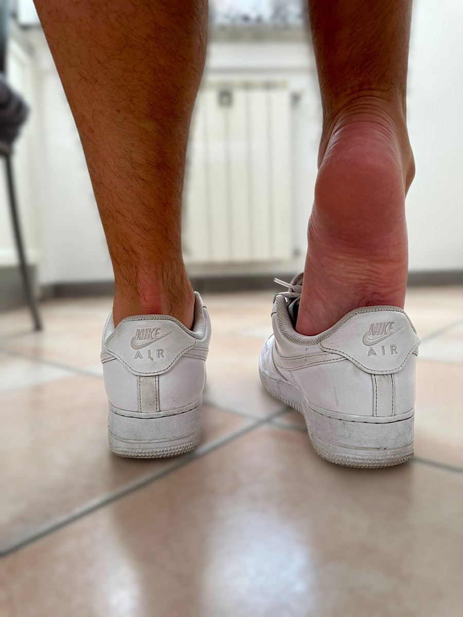 AlphaGod04's tweet photo. 🇮🇹  Piedi nudi + AF1 = schiavo bagnato 💦

🇬🇧 Barefoot + AF1 = wet slave 💦

https://t.co/DgNAshYUQB https://t.co/8jvr9Htvjp