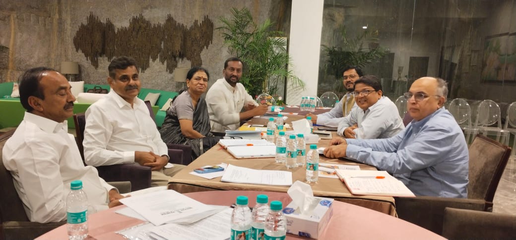 KVishReddy's tweet photo. I had organized a 3 hour long acedemic discussion on the Waqf Amendment Bill with professors from Maulana Azad National Urdu University.
 
 4 BJP MPs Raghunandan Rao garu, D K Aruna garu, Etala Rajender garu and myself  discussed...
- The fundamentals and tried to understand, the Waqf and how it is viewed by Islam and its religious leaders interpretation.
- A brief discussion on how Waqf Board operates in different countries in history.
-A detailed point by point discusion on the "Reasons & Objectives" of the proposed Waqf Amendment Bill 2024.

It was an extremely useful discussion that covered the social, political and legal aspects of the bill.