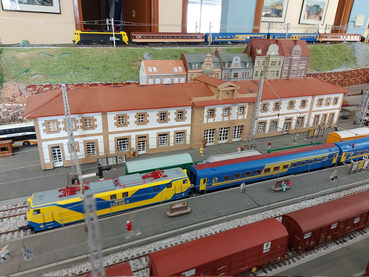 Hoy circula por nuestra maqueta el tren de los 80 de los amigos de <a href="/AAFMadrid/">A. A. F. de Madrid</a>