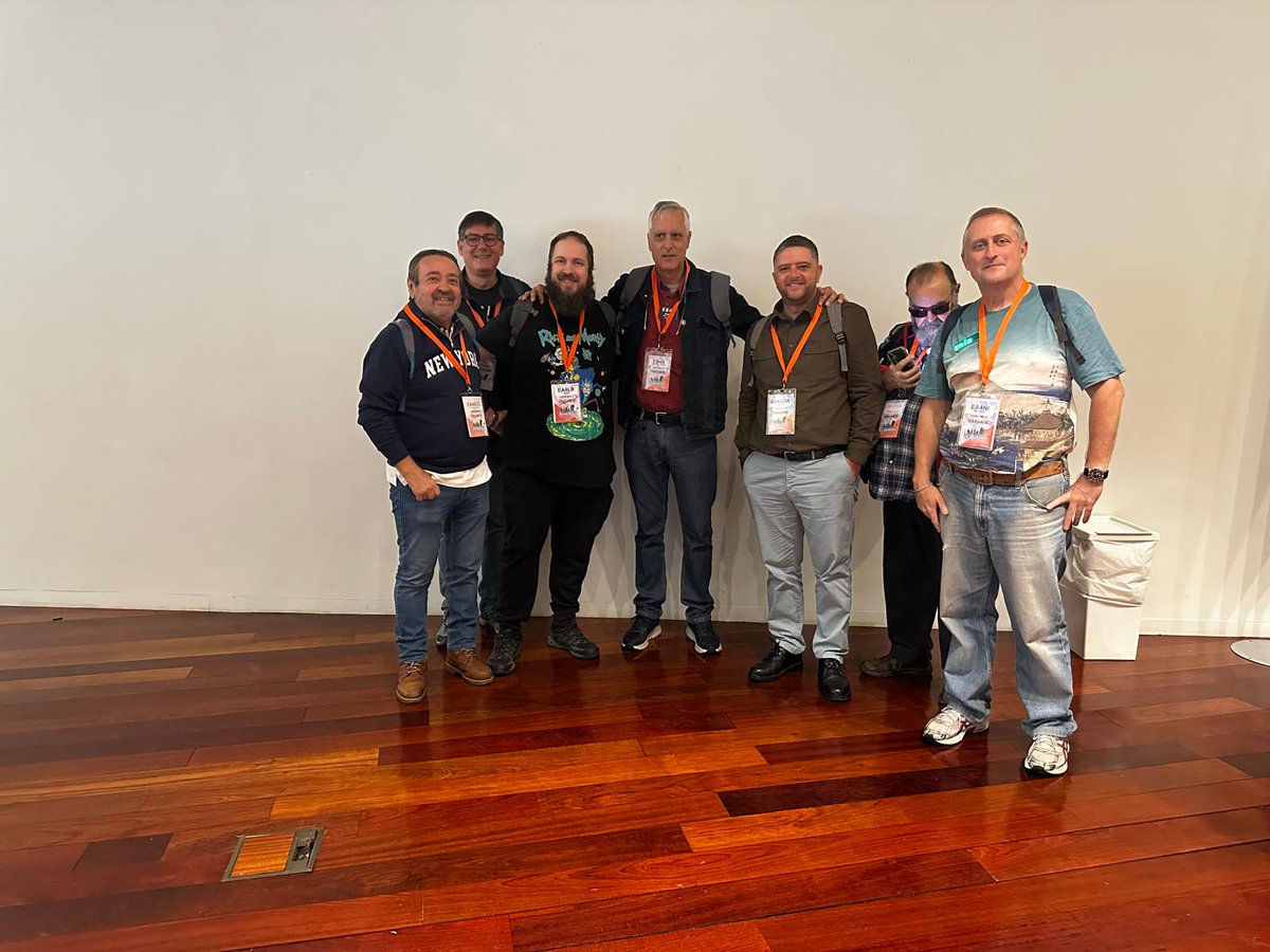 Entrega del botón de oro de URE a Santos EB4B después de 50 años en la asociación. 
<a href="/ure_es/">Unión de Radioaficionados Españoles</a> <a href="/EA4RCU/">SL URE Madrid - Radio Club Madrid</a> #Iberradio2024