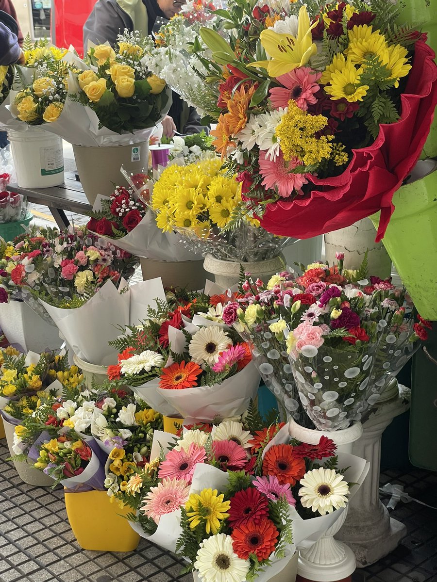 La calle llena de flores, gente paseando de la mano, el sol que brilla, un vientito perfecto: hay días perfectos pese a todo
