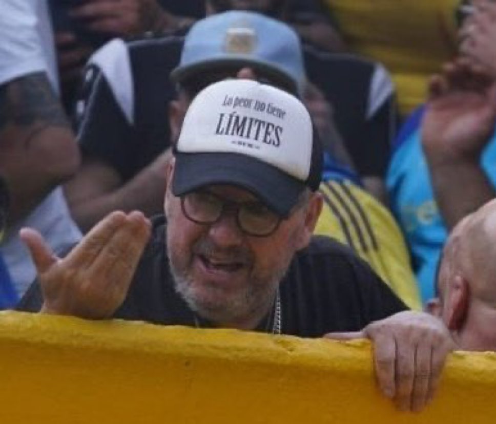 “Fraude al hincha”:
Porque si pagas la cuota cómo un idiota y no fuiste a los últimos 1.892 partidos, no podes ingresar a la bombonera, pero el Duka si