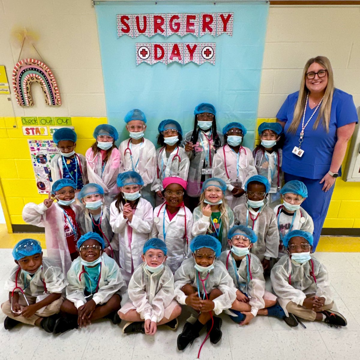 TweetDCS_DCPS's tweet image. Our first grade team had the best surgery day with the cutest doctors to end our CKLA Human Body unit! 👩🏼⚕️🩻👨🏾⚕️💉💊🩸🫁🧠 #TeamDCS