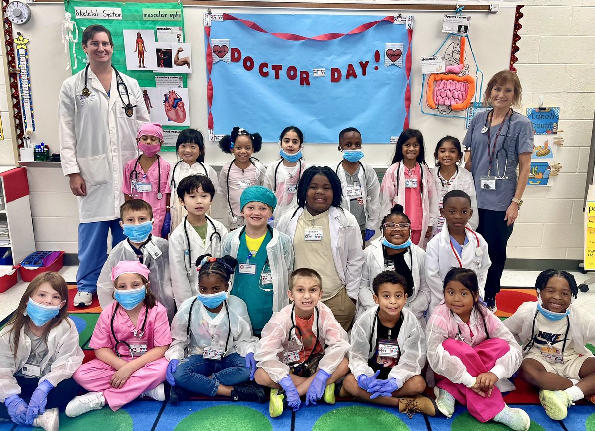 TweetDCS_DCPS's tweet image. Our first grade team had the best surgery day with the cutest doctors to end our CKLA Human Body unit! 👩🏼⚕️🩻👨🏾⚕️💉💊🩸🫁🧠 #TeamDCS