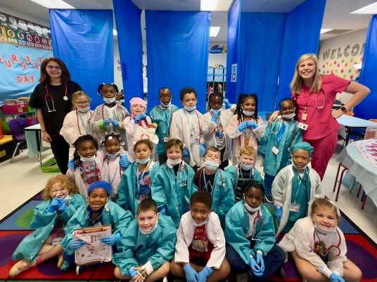 TweetDCS_DCPS's tweet image. Our first grade team had the best surgery day with the cutest doctors to end our CKLA Human Body unit! 👩🏼⚕️🩻👨🏾⚕️💉💊🩸🫁🧠 #TeamDCS