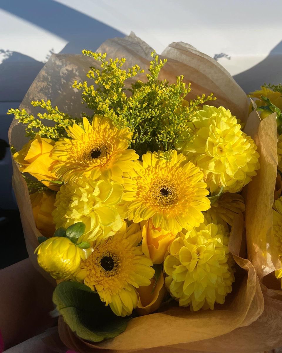ByKika_'s tweet photo. 💌: No solo las chicas podemos recibir    nuestros ramos de flores amarillas, tú también ! Te amo mi prometido 💛 https://t.co/uhbWbj2LN9