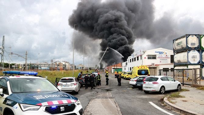 JordiBou7's tweet photo. L'enèsim incendi en un gestor de residus! 😠
#Prevenció
Estabilitzat l'incendi en un polígon de Tarragona que ha provocat una gran columna de fum https://t.co/Nh6cWCVwNL https://t.co/s7qKjMzUcc