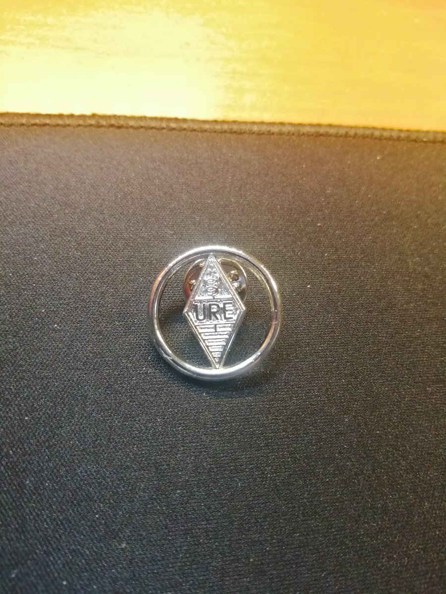 Hoy en Iberradio, me hicieron entrega del botón de plata de la URE por los 25 años de socio, se pasaron muy rápido 😂
