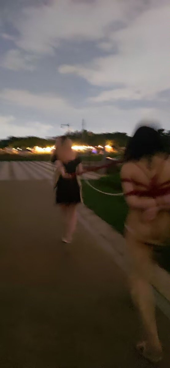 公园露出play，后手缚+郊狼+没穿衣服，玩爽了🤓🤓