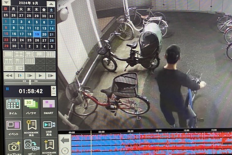 harinezumisu2's tweet photo. 拡散希望！自転車泥棒です。9月19日午前1時58分横浜市青葉区マンション内駐輪場で青い自転車が盗まれました。あさひドライドビートブルー 犯行の一部始終は防犯カメラに残っていて、盗難届も提出してます。青葉警察署へ情報提供お願いします。　#拡散希望　#自転車泥棒　
#窃盗犯  #事件　⚠️拡散希望⚠️ https://t.co/ZKM4r5eC0l