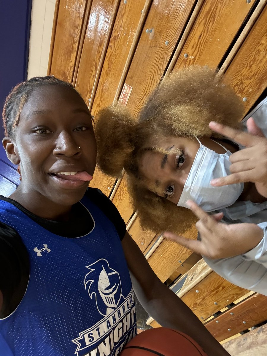 Why are they in my phone 🤦🏽‍♀️! 💋🏀💜