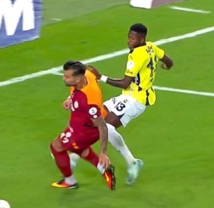 OneFootballGS's tweet photo. Kazandık diye unutulmasın. 

· Top ayaktan çıktıktan sonra en ufak müdahalede tereddütsüz penaltı verdi.

· Top ayaktan çıktıktan sonra şu müdahaleye rağmen penaltı veremedi. 

ÇİFTE STANDART! https://t.co/FeW6dqyBbY