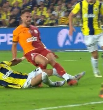 OneFootballGS's tweet photo. Kazandık diye unutulmasın. 

· Top ayaktan çıktıktan sonra en ufak müdahalede tereddütsüz penaltı verdi.

· Top ayaktan çıktıktan sonra şu müdahaleye rağmen penaltı veremedi. 

ÇİFTE STANDART! https://t.co/FeW6dqyBbY