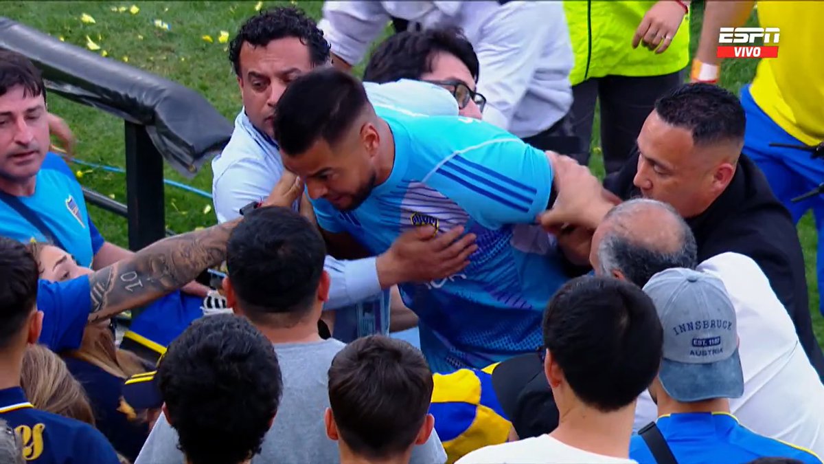 la12tuittera's tweet photo. Lo tuvieron que FRENAR a #ChiquitoRomero que quiso ponerse CARA A CARA con los hinchas que lo insultaban. https://t.co/FFXcgioetm