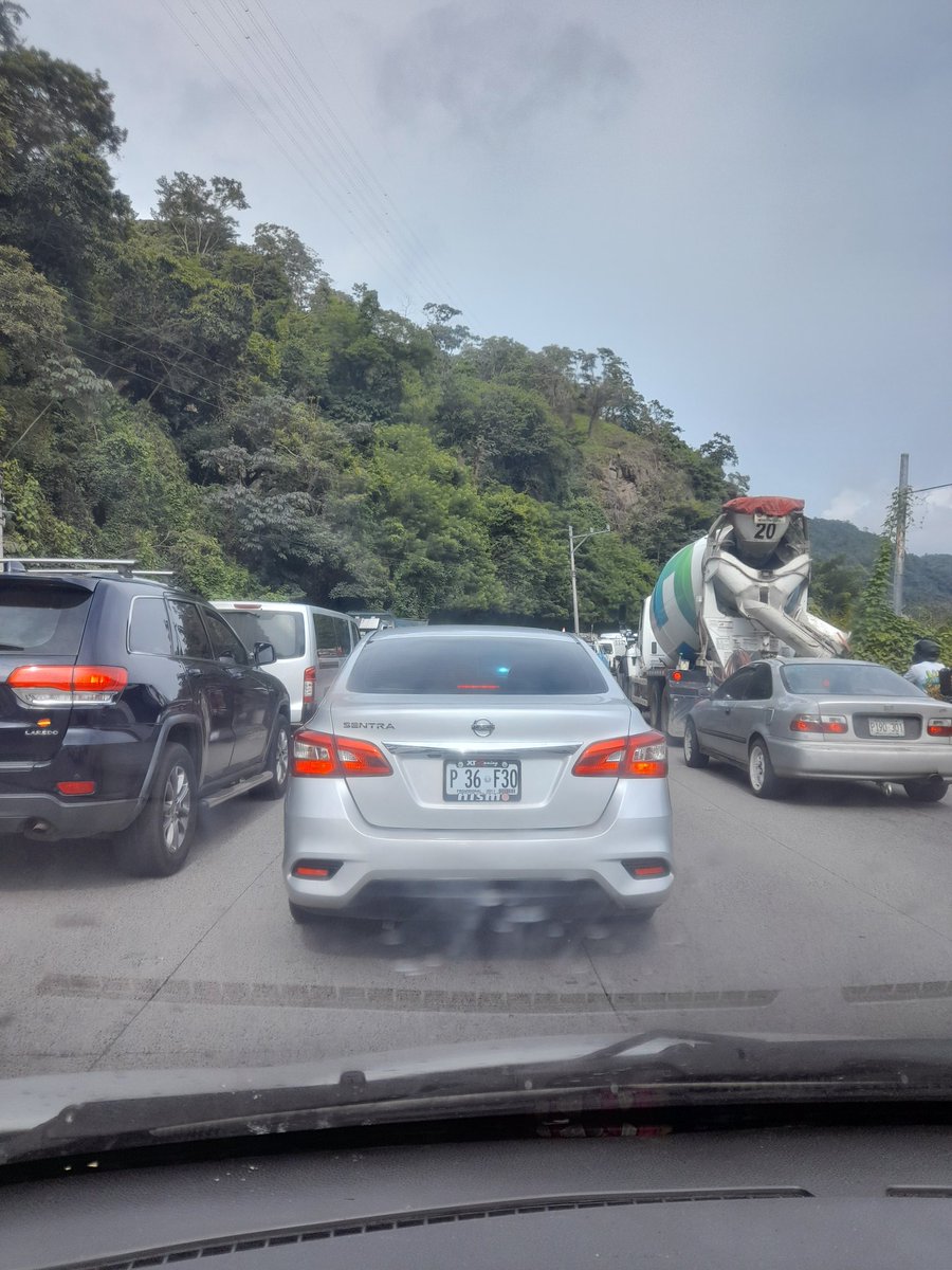 duran1206's tweet photo. #TraficoSV detenido subiendo Los Chorros. ¿@VMTElSalvador @NelsonReyesSV hay alguna forma de agilizar el paso? Esta última semana ha sido un infierno transitar por esta calle @RomeoHerrera1 @nayibbukele @ObrasPublicasSV @PNCSV @traficosv_ @ddovia @todomotorsv @radioyskl @alertux https://t.co/L2fzRd9QH8