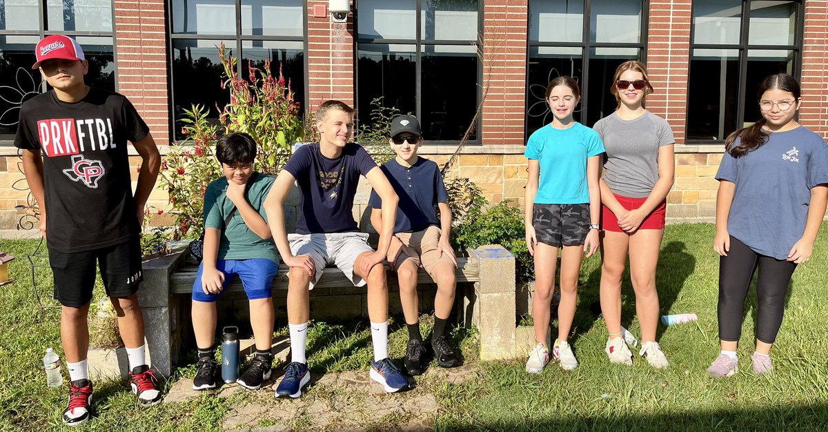 First “Adopt a Path’ of the year with <a href="/CPJH_C4K/">Cougars4Kindness</a> and #NJHS 🚮 Thank you to the staff and students who came out to help! 💚 <a href="/TomballISD/">Tomball ISD</a> <a href="/TheTownshipTX/">The Woodlands Township</a> <a href="/AustinBankTexas/">Austin Bank</a> <a href="/TISDCPJHS/">Creekside Park Junior High</a>
