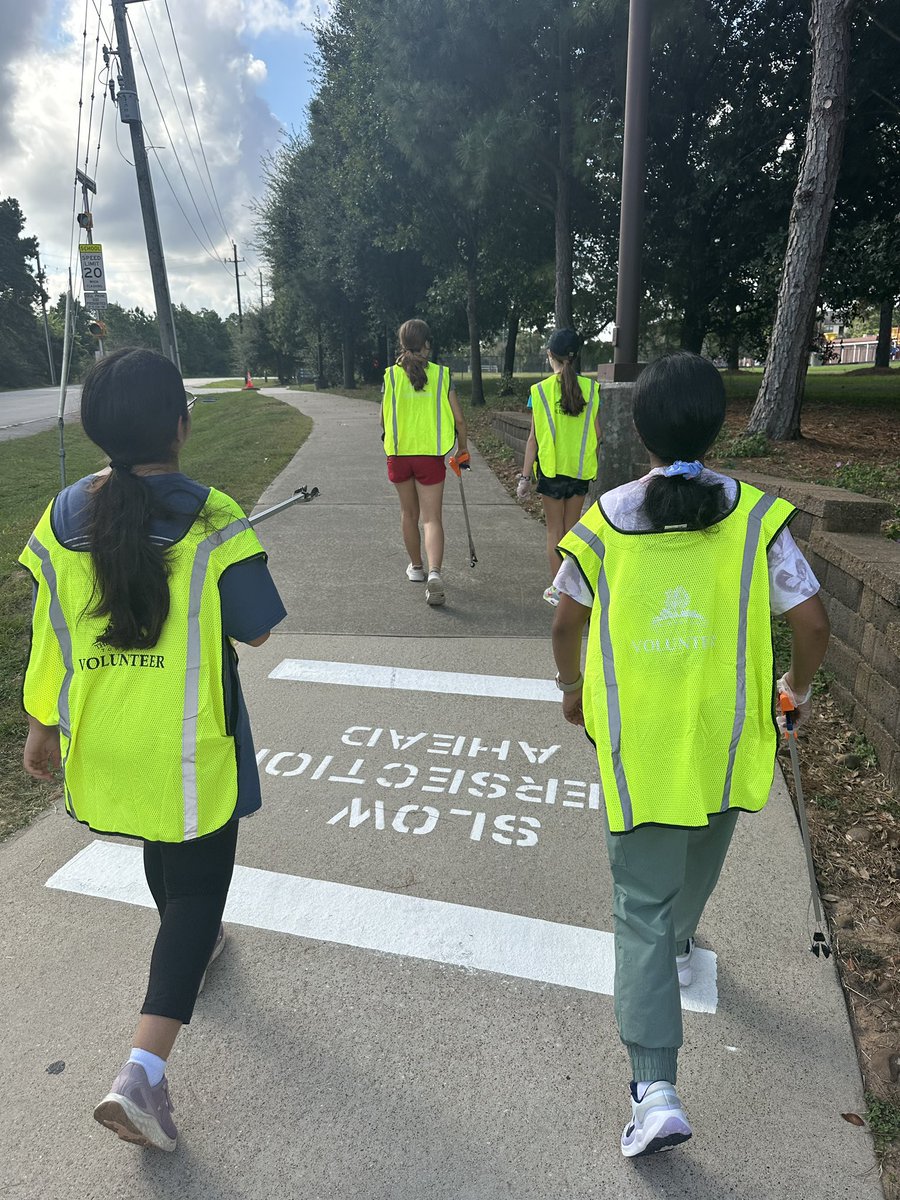 BrandiHalverson's tweet photo. First “Adopt a Path’ of the year with @CPJH_C4K and #NJHS 🚮 Thank you to the staff and students who came out to help! 💚 @TomballISD @TheTownshipTX @AustinBankTexas @TISDCPJHS https://t.co/DAfPcxwJYD
