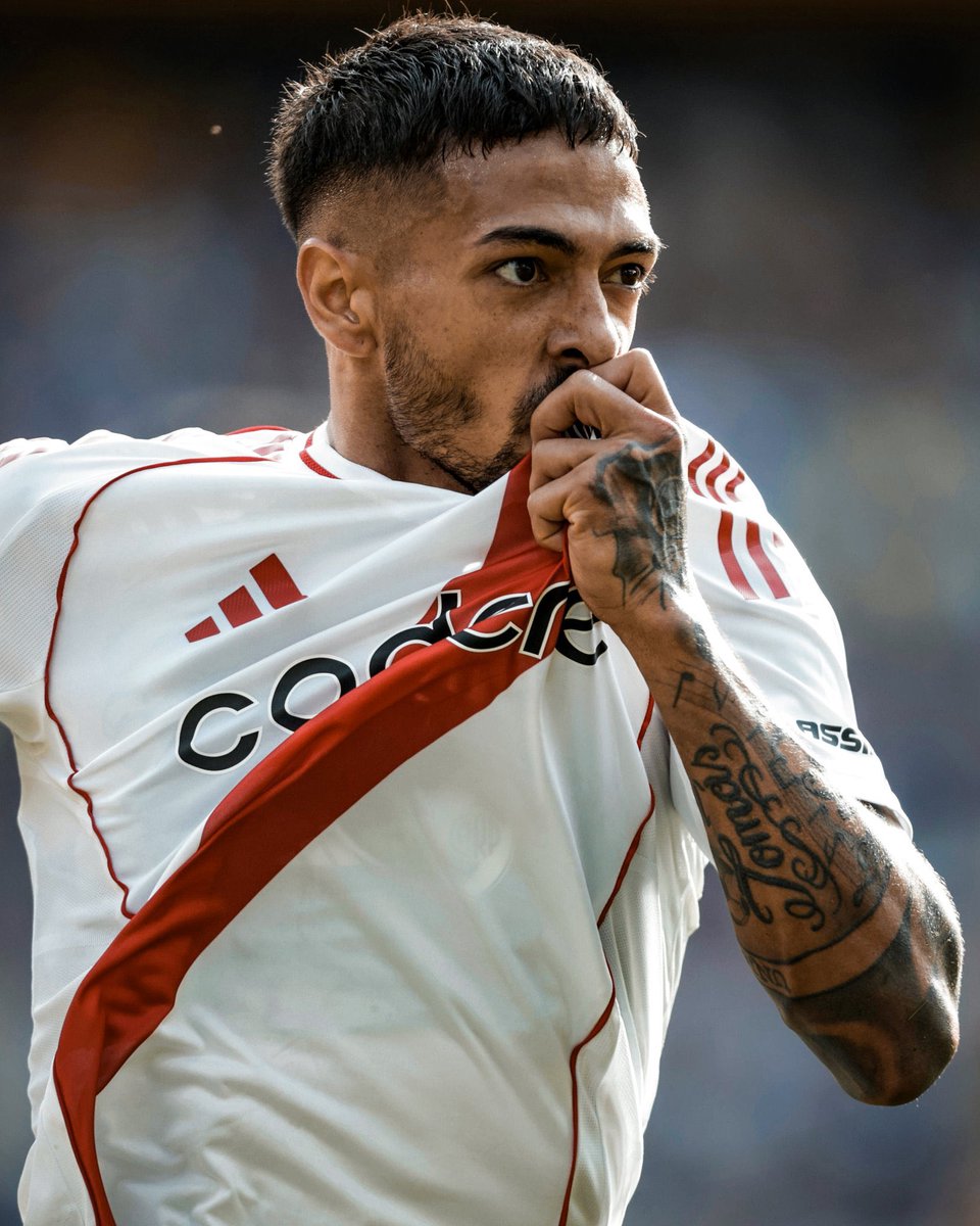 Trezeguetista7's tweet photo. AMOR POR LA CAMISETA. BESO AL ESCUDO. https://t.co/co0RSkfFzE