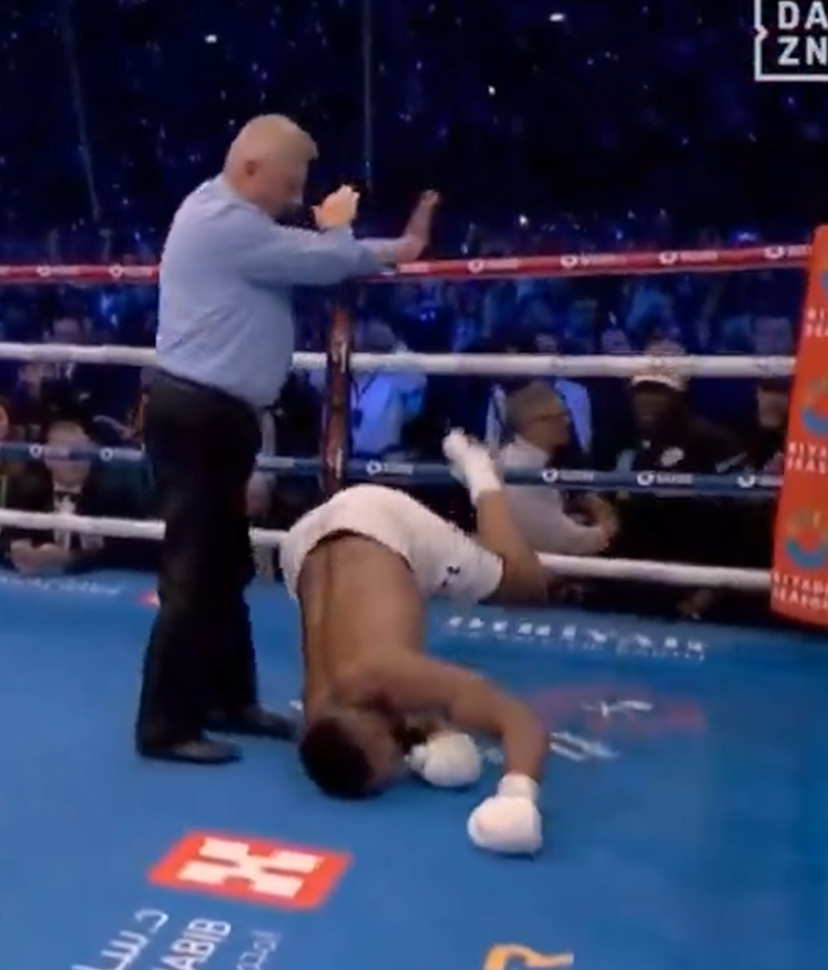 big_business_'s tweet photo. LOOK AT ANTHONY JOSHUA BRO https://t.co/NJ2QGDBSAt