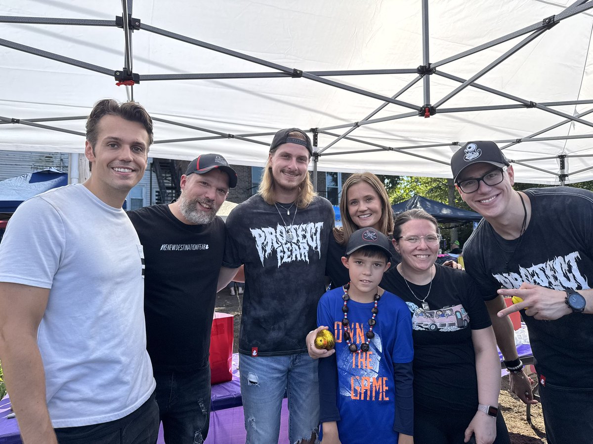 TolSpiritHunter's tweet photo. Family picture with @ProjectFearYT at #Madcon 7.
@ChelseaLaden @DakotaLaden @Alex_Schroeder4 @Tanner_Wiseman https://t.co/4RHrwyk2bS